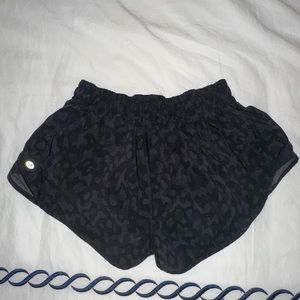 Lululemon hotty hot shorts low rise 2.5 inch